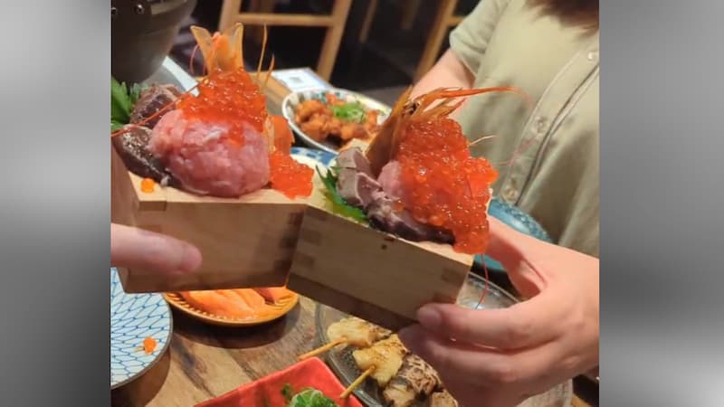 距離新宿西口步行5分鐘，【おすすめ屋PREMIUM 新宿西口店】一登場就成為話題。
這裡居然能以3,300円享用海鮮＆關東煮等130道料理吃到飽＋喝到飽，CP值高到驚人！

新鮮海鮮＆熱騰騰的關東煮任你吃到飽！還附奢華牡蠣與海鮮囲炉裏蒸！海鮮刺身升級拼盤、鮭魚生魚片、鰹魚炙燒豪華吃到飽！大根、雞蛋等經典品項，還有燒賣、串燒、燙牛舌關東煮等，品項豐富多樣♪最後用關東煮高湯做的海鮮茶泡飯暖心收尾。甜點種類豐富，包括雪見大福、蕨餅等。