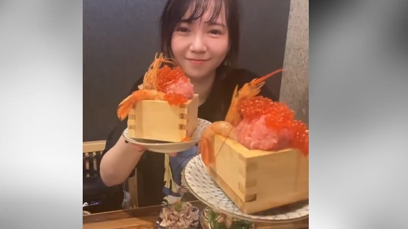 距離新宿西口步行5分鐘，【おすすめ屋PREMIUM 新宿西口店】一登場就成為話題。
這裡居然能以3,300円享用海鮮＆關東煮等130道料理吃到飽＋喝到飽，CP值高到驚人！

新鮮海鮮＆熱騰騰的關東煮任你吃到飽！還附奢華牡蠣與海鮮囲炉裏蒸！海鮮刺身升級拼盤、鮭魚生魚片、鰹魚炙燒豪華吃到飽！大根、雞蛋等經典品項，還有燒賣、串燒、燙牛舌關東煮等，品項豐富多樣♪最後用關東煮高湯做的海鮮茶泡飯暖心收尾。甜點種類豐富，包括雪見大福、蕨餅等。