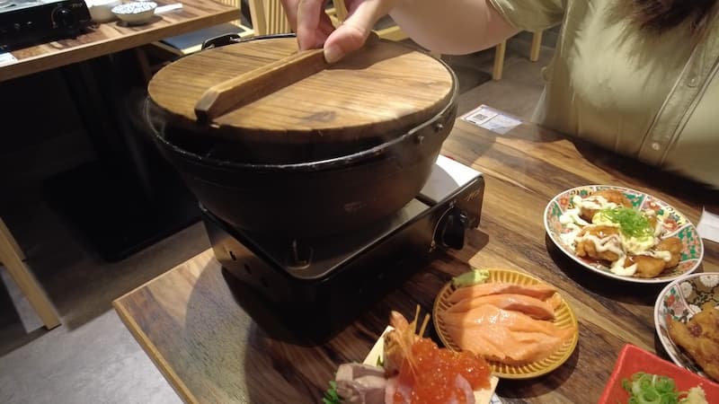 距離新宿西口步行5分鐘，【おすすめ屋PREMIUM 新宿西口店】一登場就成為話題。
這裡居然能以3,300円享用海鮮＆關東煮等130道料理吃到飽＋喝到飽，CP值高到驚人！

新鮮海鮮＆熱騰騰的關東煮任你吃到飽！還附奢華牡蠣與海鮮囲炉裏蒸！海鮮刺身升級拼盤、鮭魚生魚片、鰹魚炙燒豪華吃到飽！大根、雞蛋等經典品項，還有燒賣、串燒、燙牛舌關東煮等，品項豐富多樣♪最後用關東煮高湯做的海鮮茶泡飯暖心收尾。甜點種類豐富，包括雪見大福、蕨餅等。